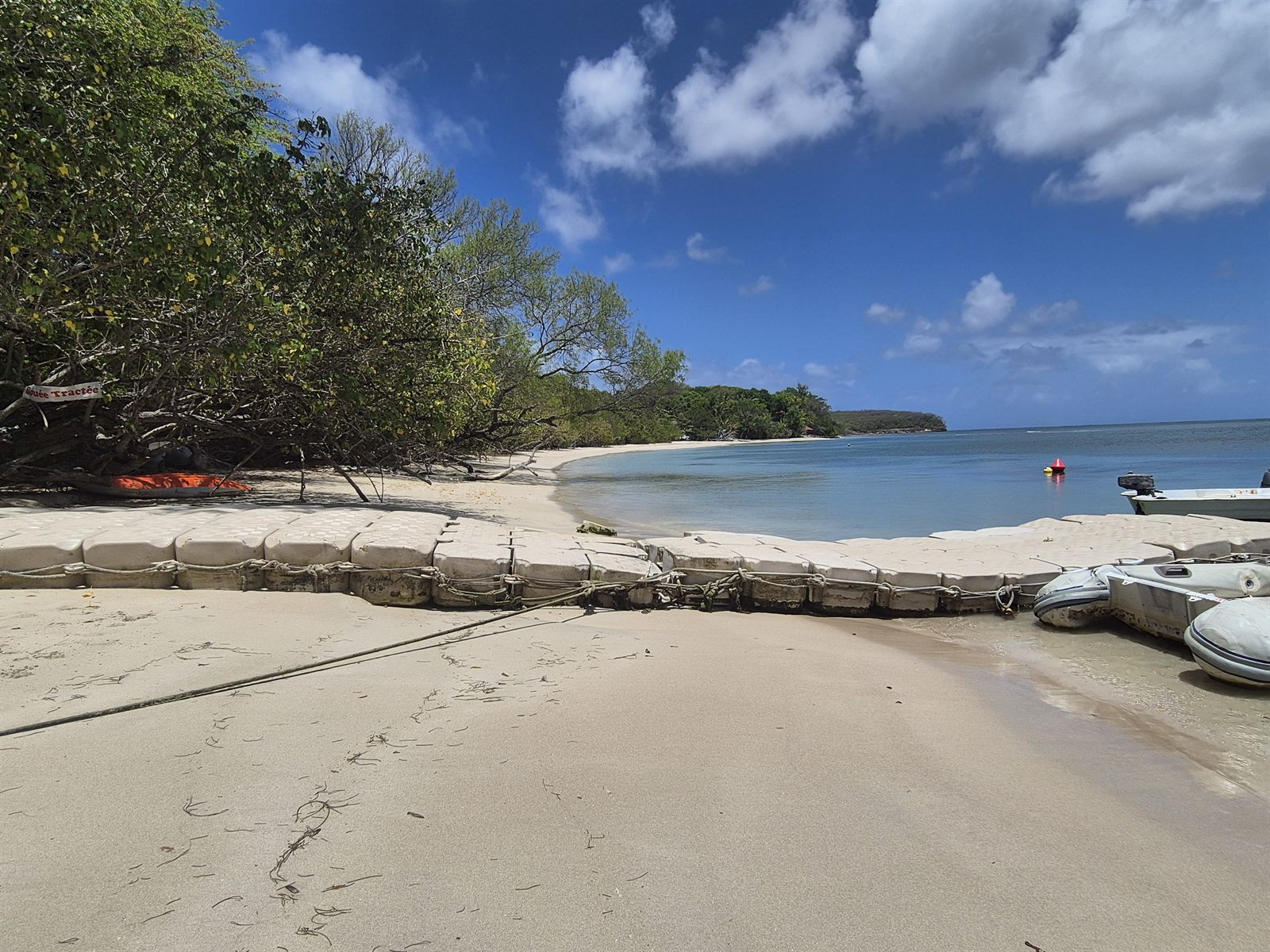La plage de l'Anse Caritan, calme baie de baignade