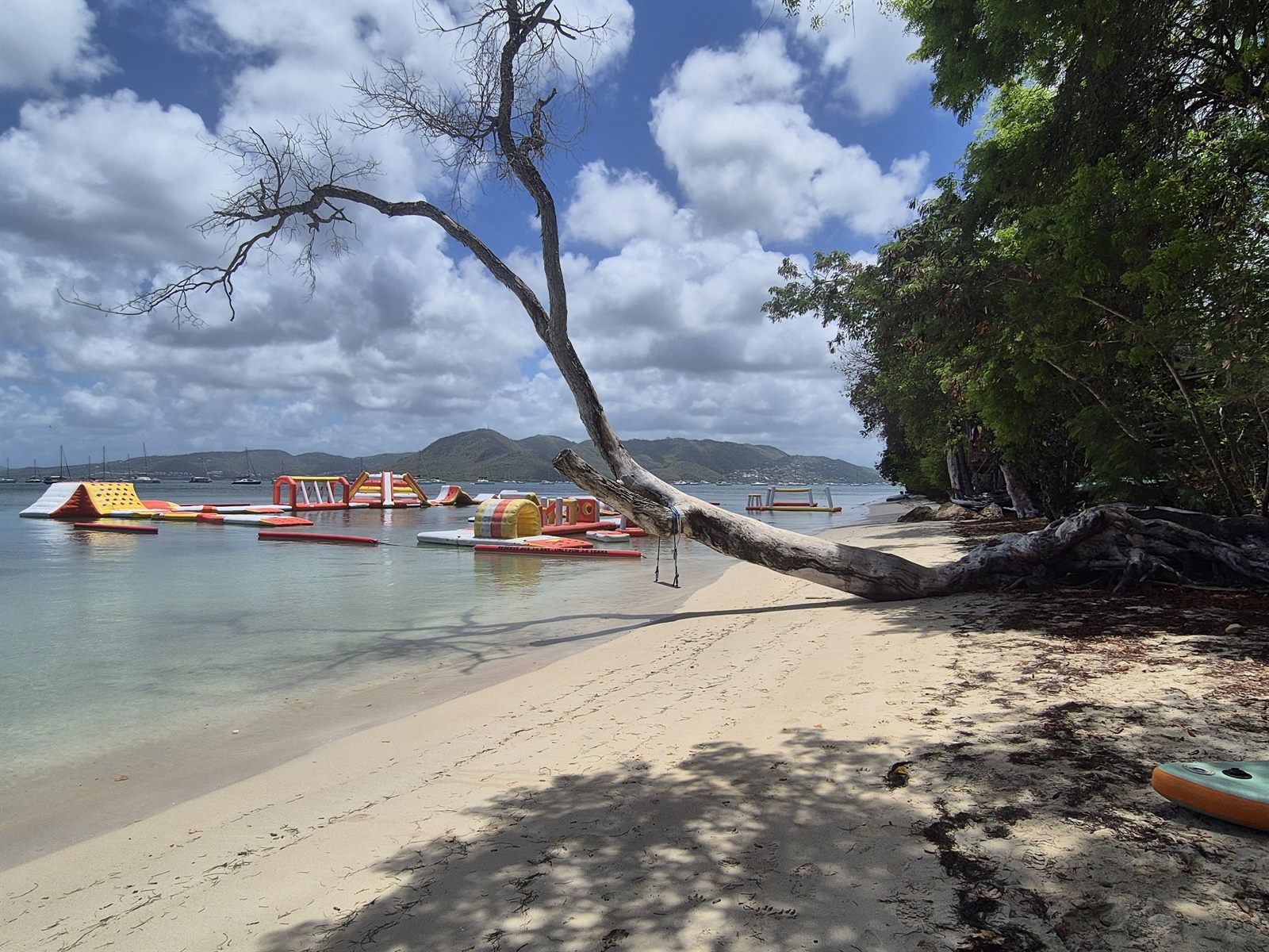 La plage de l'Anse Caritan, à deux pas du studio