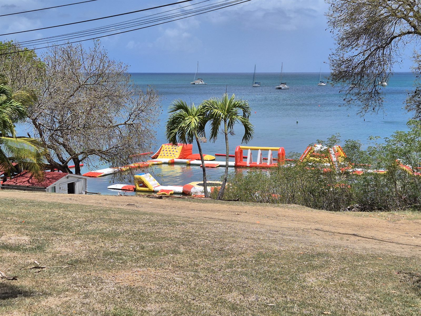 Vue sur l'Anse Caritan et son parc aquatique