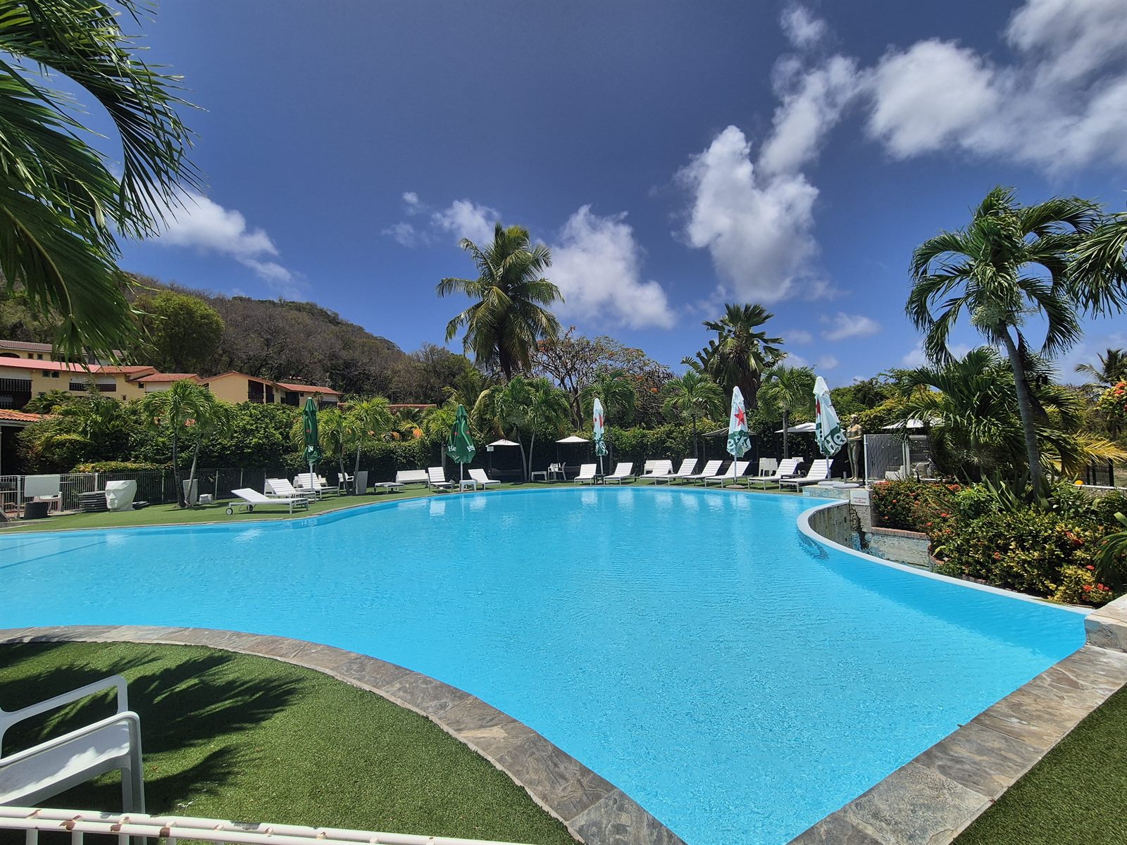 Piscine de People Beach, accessible aux locataires avec consommation