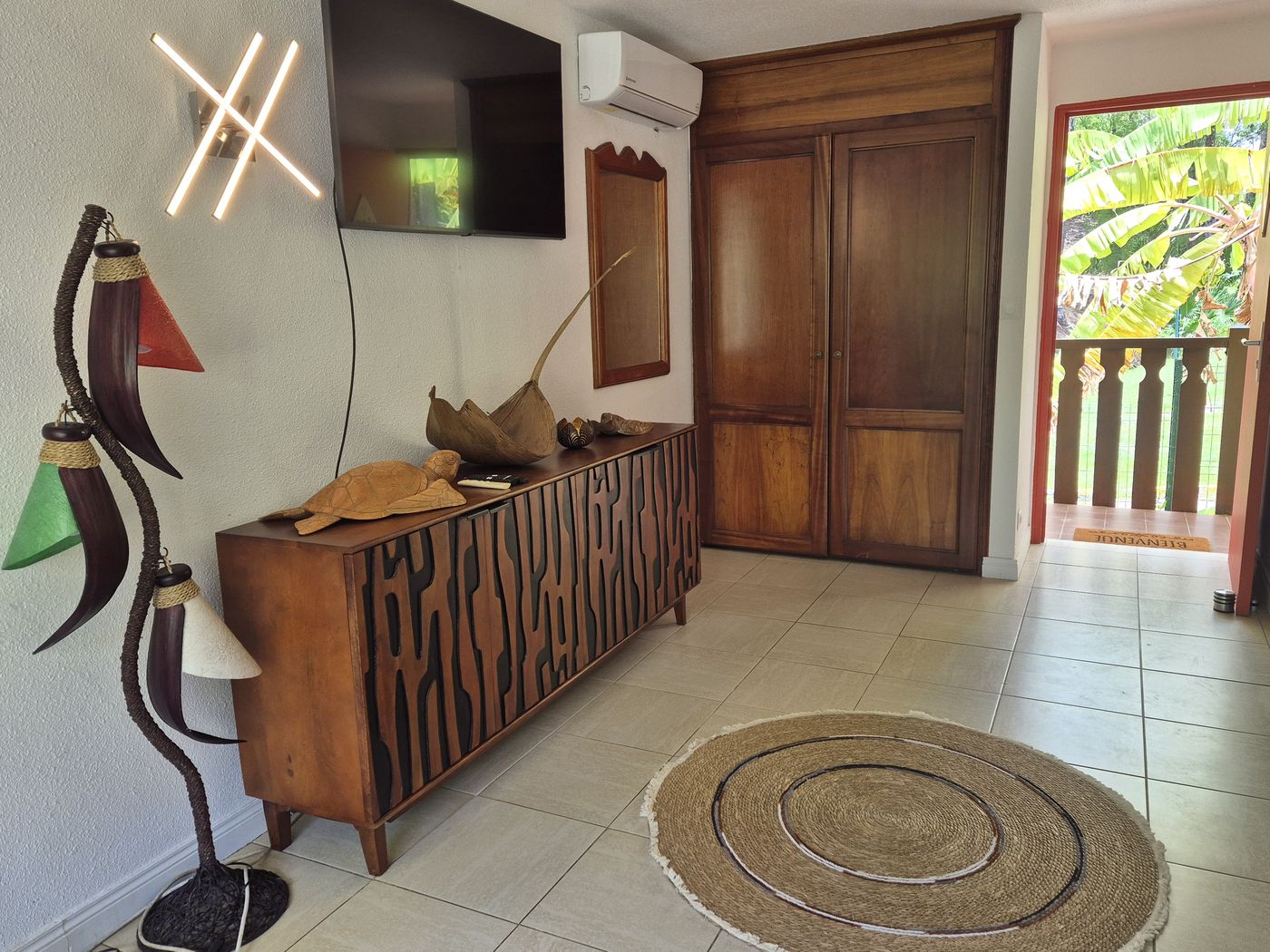 Le salon, son buffet créole et l'accès à la terrasse