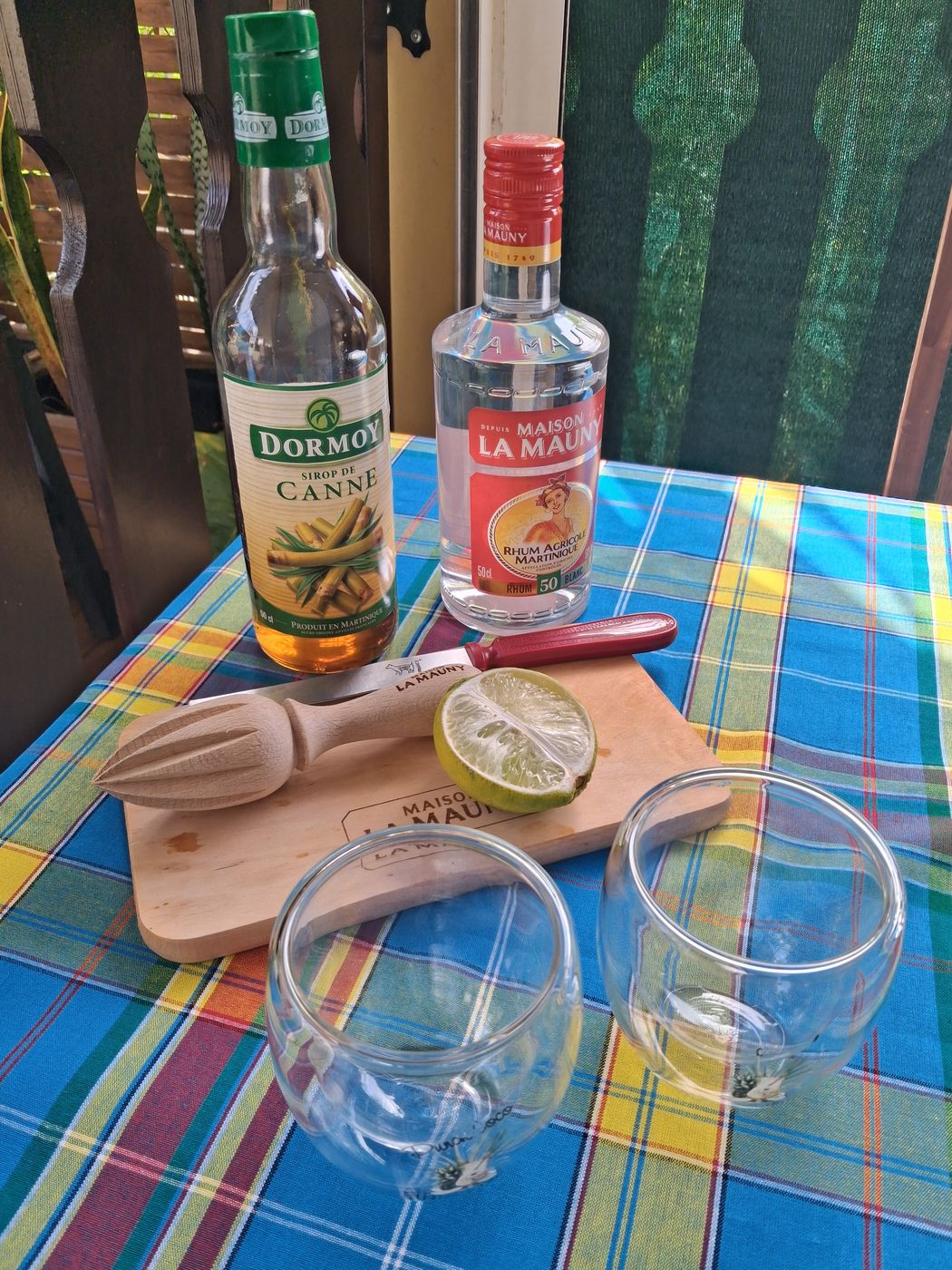 Rhum et citron vert sur la nappe madras de la terrasse