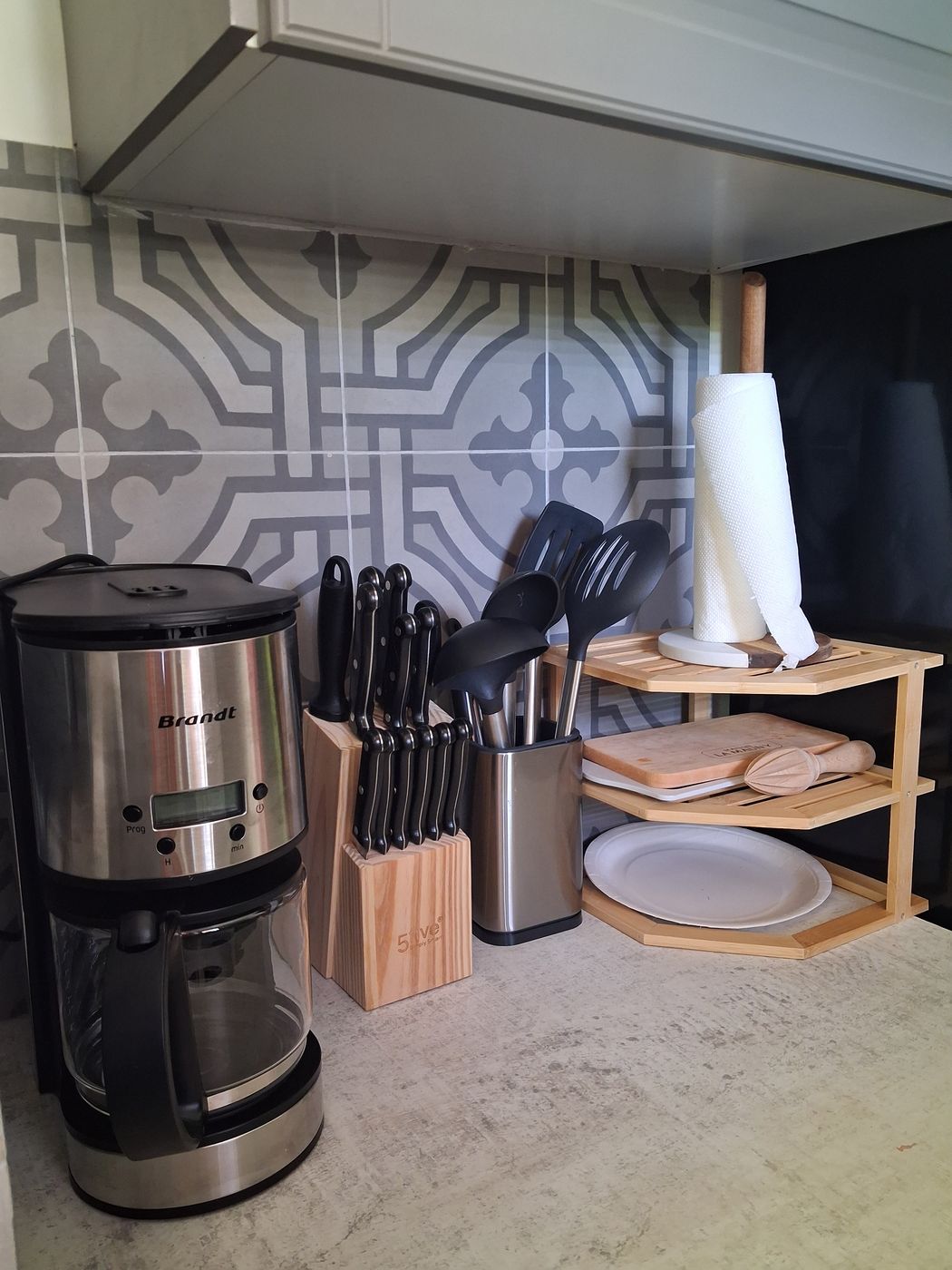 Le plan de travail, cafetière et ustensiles