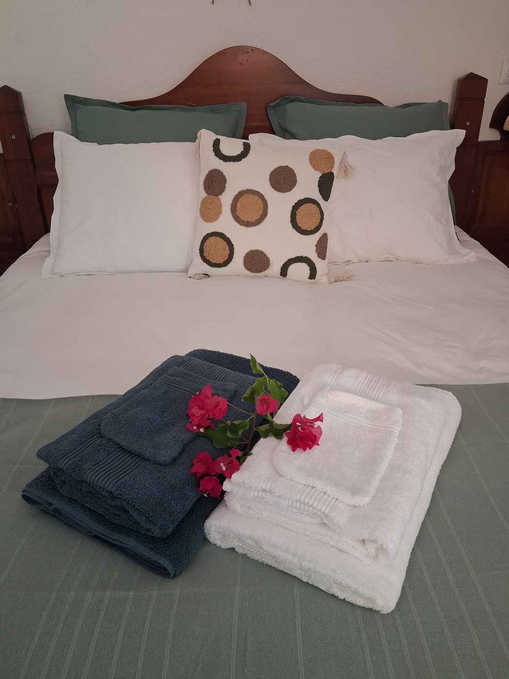 Le linge de maison fourni, posé sur le lit avec des fleurs