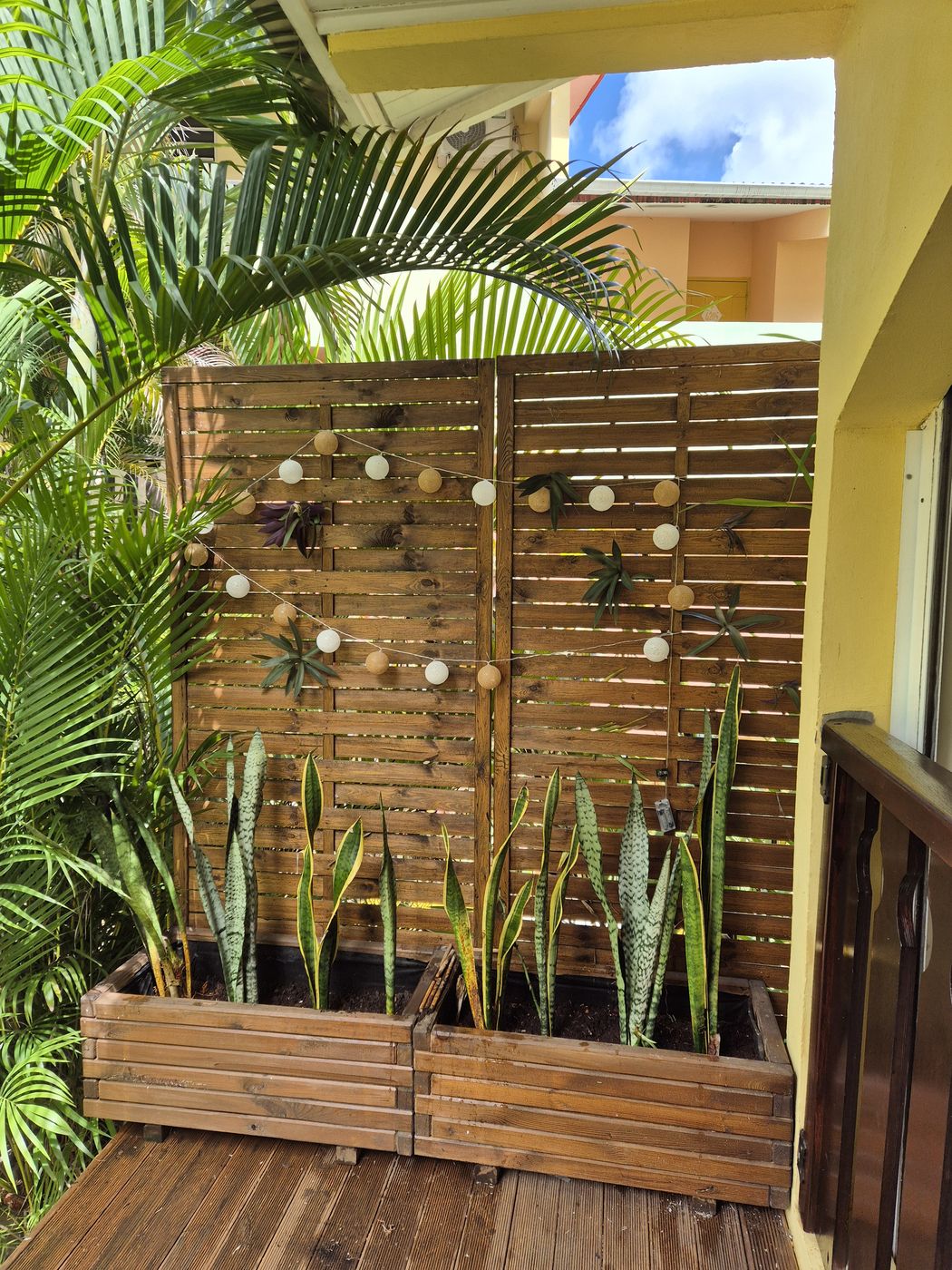Le coin extérieur planté, en bois