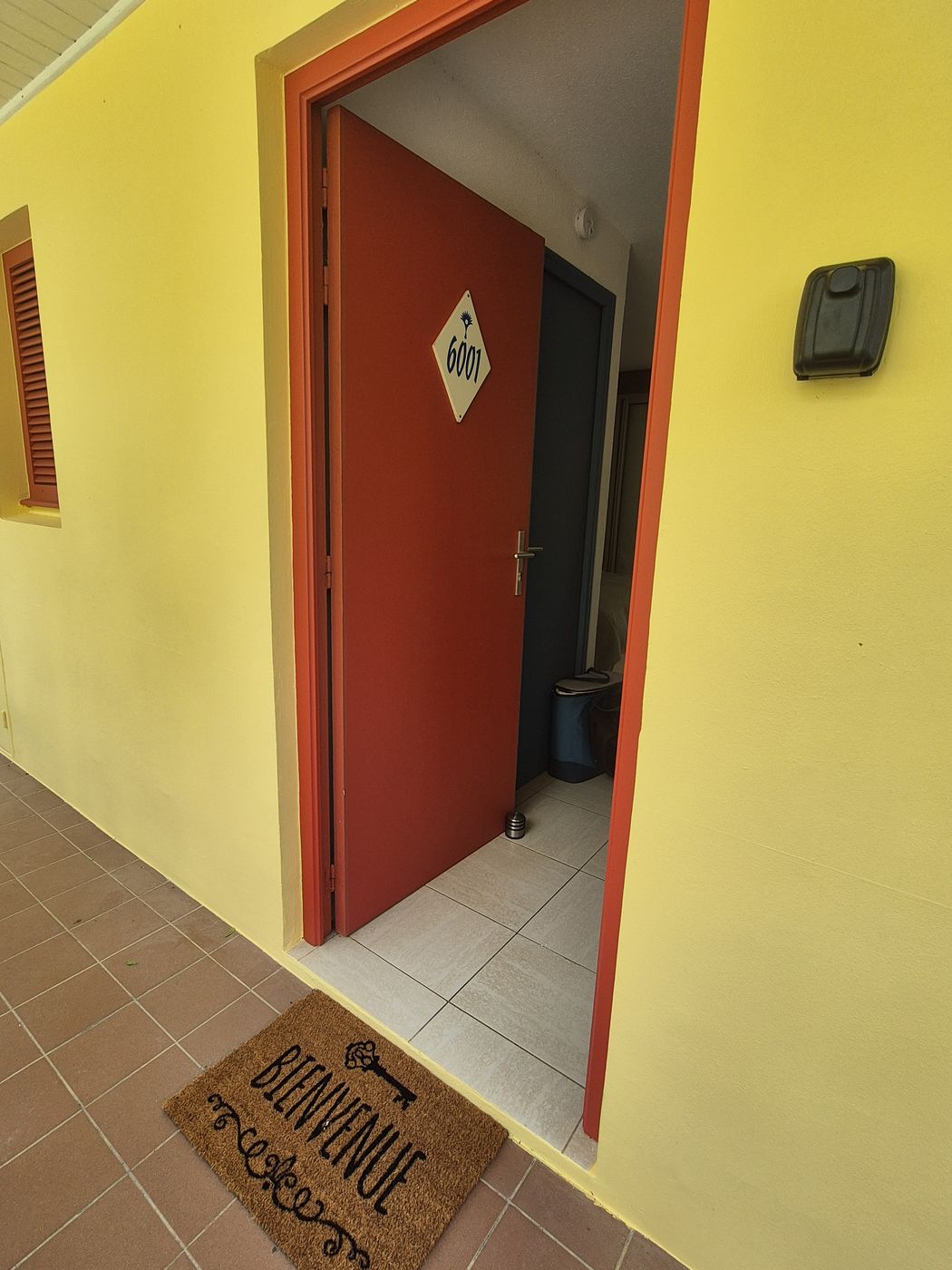 L'entrée du studio et son paillasson de bienvenue