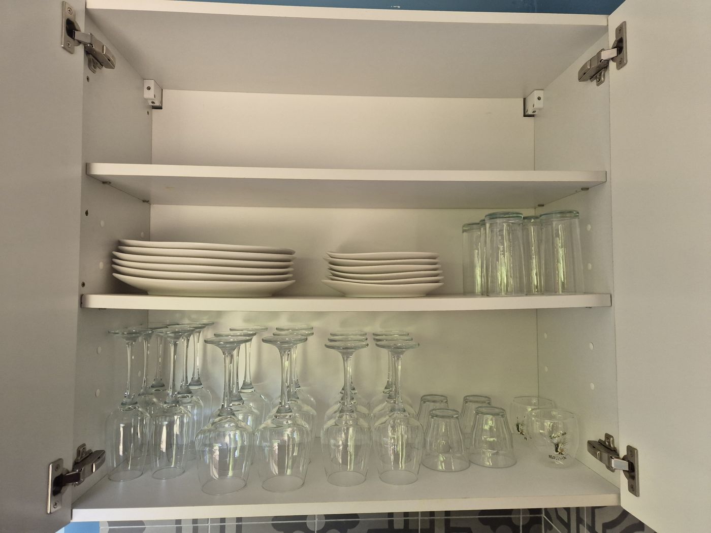 Le placard à verres, assiettes et vaisselle